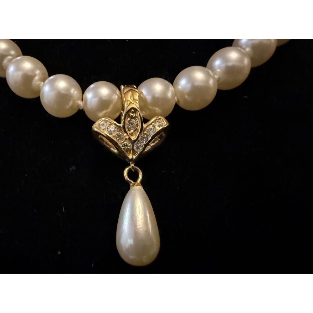 ROMA Vintage Faux Pearl Necklace Gold Tone Rhinestone Teardrop Pendant 18in